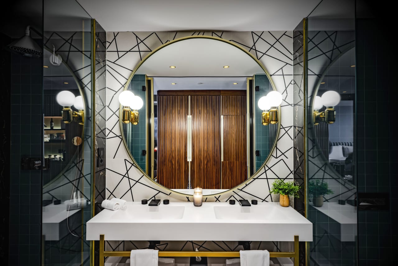 The astounding plasticity and customization capacity of Surfex® was the key to achieve the balance in a very sophisticated environment. The pleasant texture of the basins and the customization options with one or two sinks turned this solution by Roca into an element in perfect balance with the ensemble.3