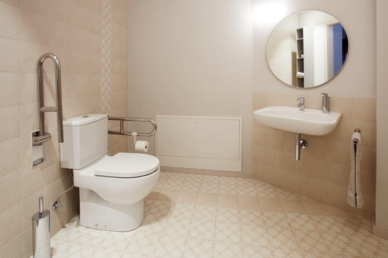 The foundation provides offers free care and support to cancer patients and their families. The design blends seamlessly into its surroundings, with communal areas and a quiet, fan-shaped ground floor with large windows overlooking the garden. This partnership demonstrates a commitment to societal betterment through wellbeing and innovation, which is reflected in the careful selection of Roca products, including Sofia washbasins paired with Lanta faucets and Luna Mirrors, and Meridian WCs complemented by PL6 Dual flush plates, as well as fittings from the Access and Victoria Pro collections chosen for their ergonomic qualities. All products are in harmony with the overall aesthetic of the centre, combining soothing neutrals with vibrant accents to promote relaxation and optimism.3