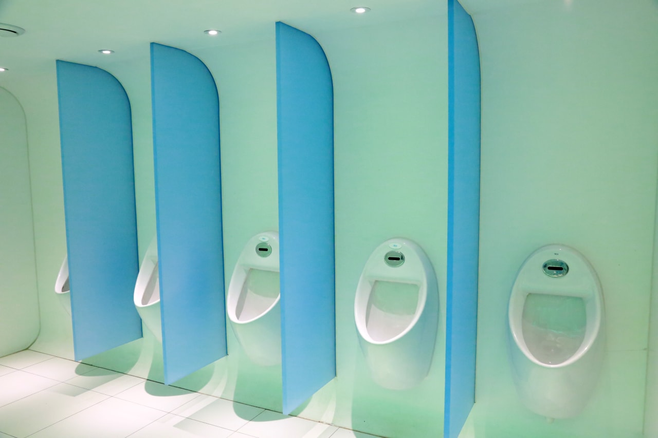 Thus, the bathroom spaces surrendered to the original shapes of the vitreous china collections such as Khroma and Hall as well as to the Oslo compact WCs or the Euret urinals. All of this without forgetting the commitment to energy efficiency by installing the Loft-E faucets, activated by a presence sensor. The perfect combination of design, resistance and efficiency was the key to face not only one of the world’s most important events, but also its celebration in one of the planet’s most populated countries. The selected collections and sanitary appliances provide the outstanding durability and hygiene of Roca’s vitreous china while the Loft-E basin faucets, only activated by the presence of a human being, avoid the unnecessary waste of water in a place destined to receive millions of visits.2