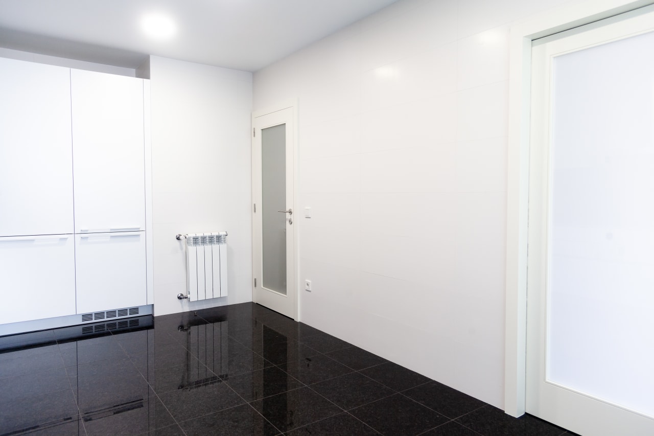 The Portas do Sol building opens an exclusive residential space where modern design defines the spaces. A project by the architect Helena Machado, its charismatic façade, conceived in grey and white colors, fills with character thanks to the sobriety of the outdoor wall tiles of the thinbig® Norfolk collection. Inside, kitchens and laundry rooms surrender to matt white color in walls decorated with the Whites Montreal collection. The advanced technical features of the Norfolk wall tiles make it the perfect choice to resist severe weather without losing their natural color and texture. Inside, the total white of Whites Montreal fits perfectly into the modern lines of kitchens and laundry rooms, creating a feeling of spaciousness and highlighting the contemporary nature of the project.1