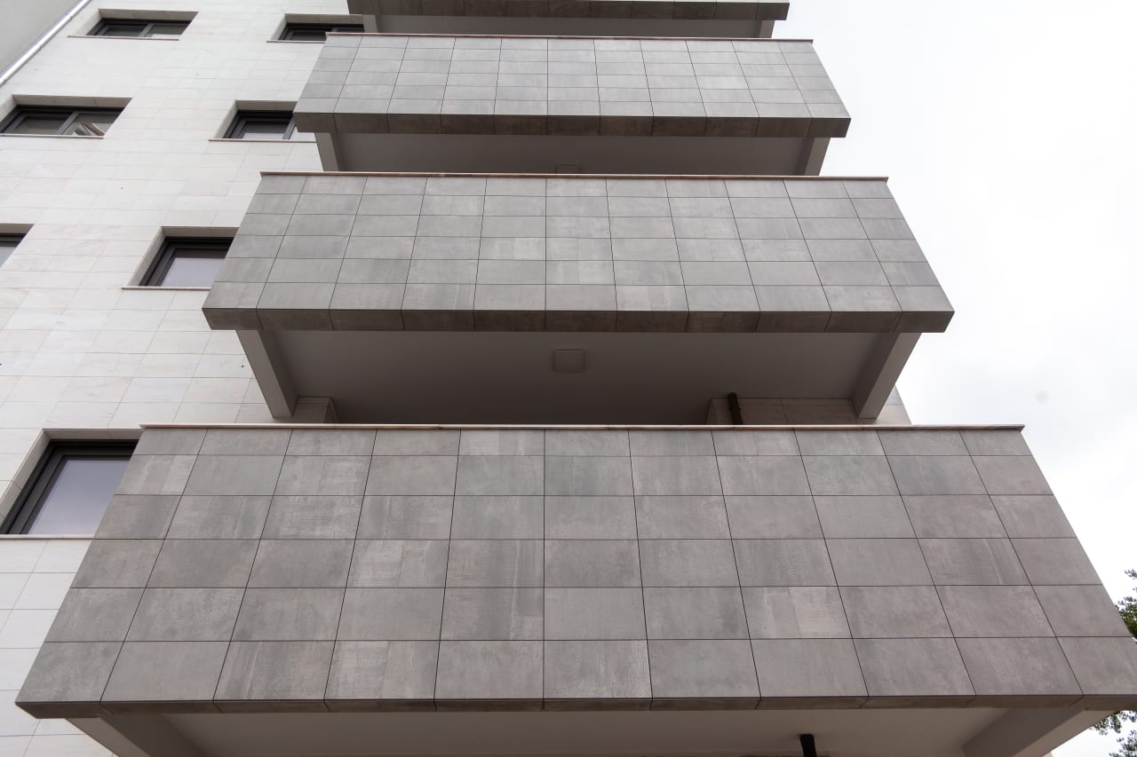 The Portas do Sol building opens an exclusive residential space where modern design defines the spaces. A project by the architect Helena Machado, its charismatic façade, conceived in grey and white colors, fills with character thanks to the sobriety of the outdoor wall tiles of the thinbig® Norfolk collection. Inside, kitchens and laundry rooms surrender to matt white color in walls decorated with the Whites Montreal collection. The advanced technical features of the Norfolk wall tiles make it the perfect choice to resist severe weather without losing their natural color and texture. Inside, the total white of Whites Montreal fits perfectly into the modern lines of kitchens and laundry rooms, creating a feeling of spaciousness and highlighting the contemporary nature of the project.6
