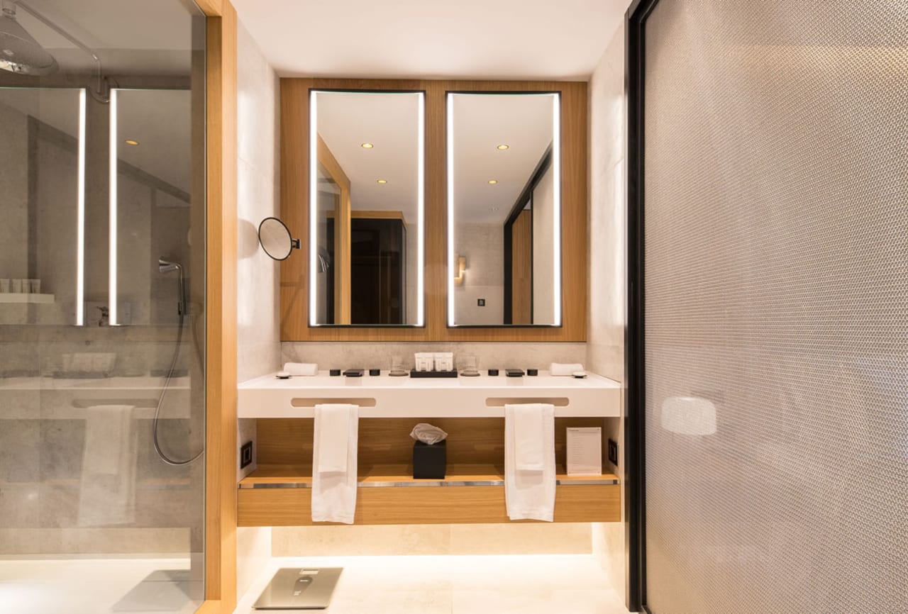 The astounding plasticity and customization capacity of Surfex® was the key to achieve the balance in a very sophisticated environment. The pleasant texture of the basins and the customization options with one or two sinks turned this solution by Roca into an element in perfect balance with the ensemble.1