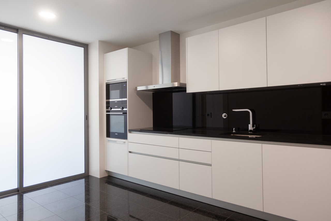 The Portas do Sol building opens an exclusive residential space where modern design defines the spaces. A project by the architect Helena Machado, its charismatic façade, conceived in grey and white colors, fills with character thanks to the sobriety of the outdoor wall tiles of the thinbig® Norfolk collection. Inside, kitchens and laundry rooms surrender to matt white color in walls decorated with the Whites Montreal collection. The advanced technical features of the Norfolk wall tiles make it the perfect choice to resist severe weather without losing their natural color and texture. Inside, the total white of Whites Montreal fits perfectly into the modern lines of kitchens and laundry rooms, creating a feeling of spaciousness and highlighting the contemporary nature of the project.2