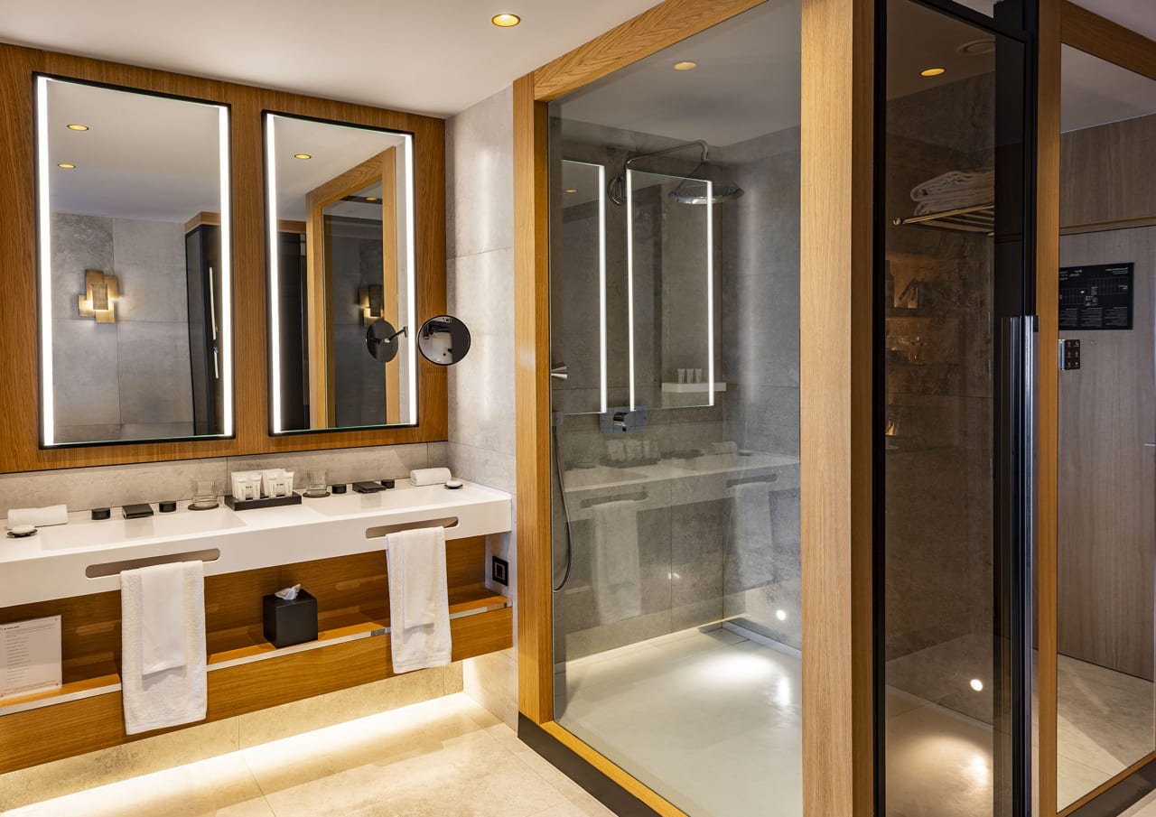 The astounding plasticity and customization capacity of Surfex® was the key to achieve the balance in a very sophisticated environment. The pleasant texture of the basins and the customization options with one or two sinks turned this solution by Roca into an element in perfect balance with the ensemble.