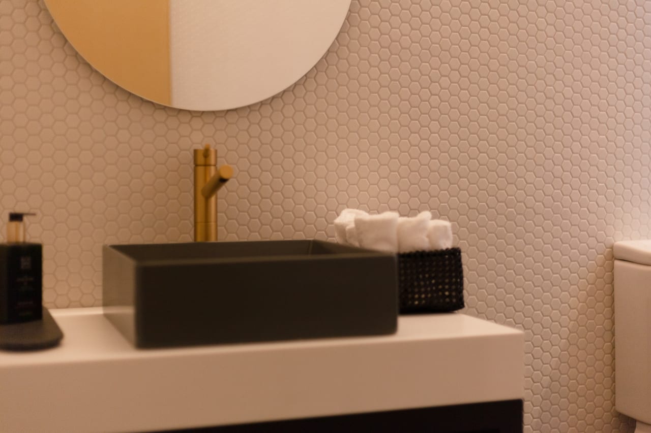 The exquisite modernity of Mid Century inspiration fills the project of the architect Vito Vitorino with personality. In a perfect combination for the country house style, the Liceo Moka floor tiles bring the warm sophistication of wood to this space. In the bathrooms, the Rock Art penny tiles and the furniture and countertops manufactured with the large-format thinbig® Calacatta marble round out the charisma of an extremely elegant interior design. Roca’s wall and floor tiles allow for the excellence in design without leaving behind the latest performance of porcelain tiles. This results in floors inspired by nature and materials that cover basins in marble, with the great resistance and durability required by highly-transited spaces.4
