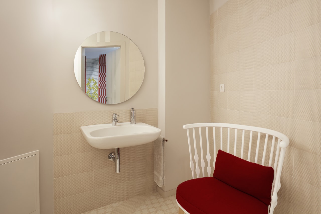 The foundation provides offers free care and support to cancer patients and their families. The design blends seamlessly into its surroundings, with communal areas and a quiet, fan-shaped ground floor with large windows overlooking the garden. This partnership demonstrates a commitment to societal betterment through wellbeing and innovation, which is reflected in the careful selection of Roca products, including Sofia washbasins paired with Lanta faucets and Luna Mirrors, and Meridian WCs complemented by PL6 Dual flush plates, as well as fittings from the Access and Victoria Pro collections chosen for their ergonomic qualities. All products are in harmony with the overall aesthetic of the centre, combining soothing neutrals with vibrant accents to promote relaxation and optimism.1