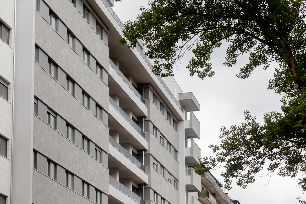 The Portas do Sol building opens an exclusive residential space where modern design defines the spaces. A project by the architect Helena Machado, its charismatic façade, conceived in grey and white colors, fills with character thanks to the sobriety of the outdoor wall tiles of the thinbig® Norfolk collection. Inside, kitchens and laundry rooms surrender to matt white color in walls decorated with the Whites Montreal collection. The advanced technical features of the Norfolk wall tiles make it the perfect choice to resist severe weather without losing their natural color and texture. Inside, the total white of Whites Montreal fits perfectly into the modern lines of kitchens and laundry rooms, creating a feeling of spaciousness and highlighting the contemporary nature of the project.7