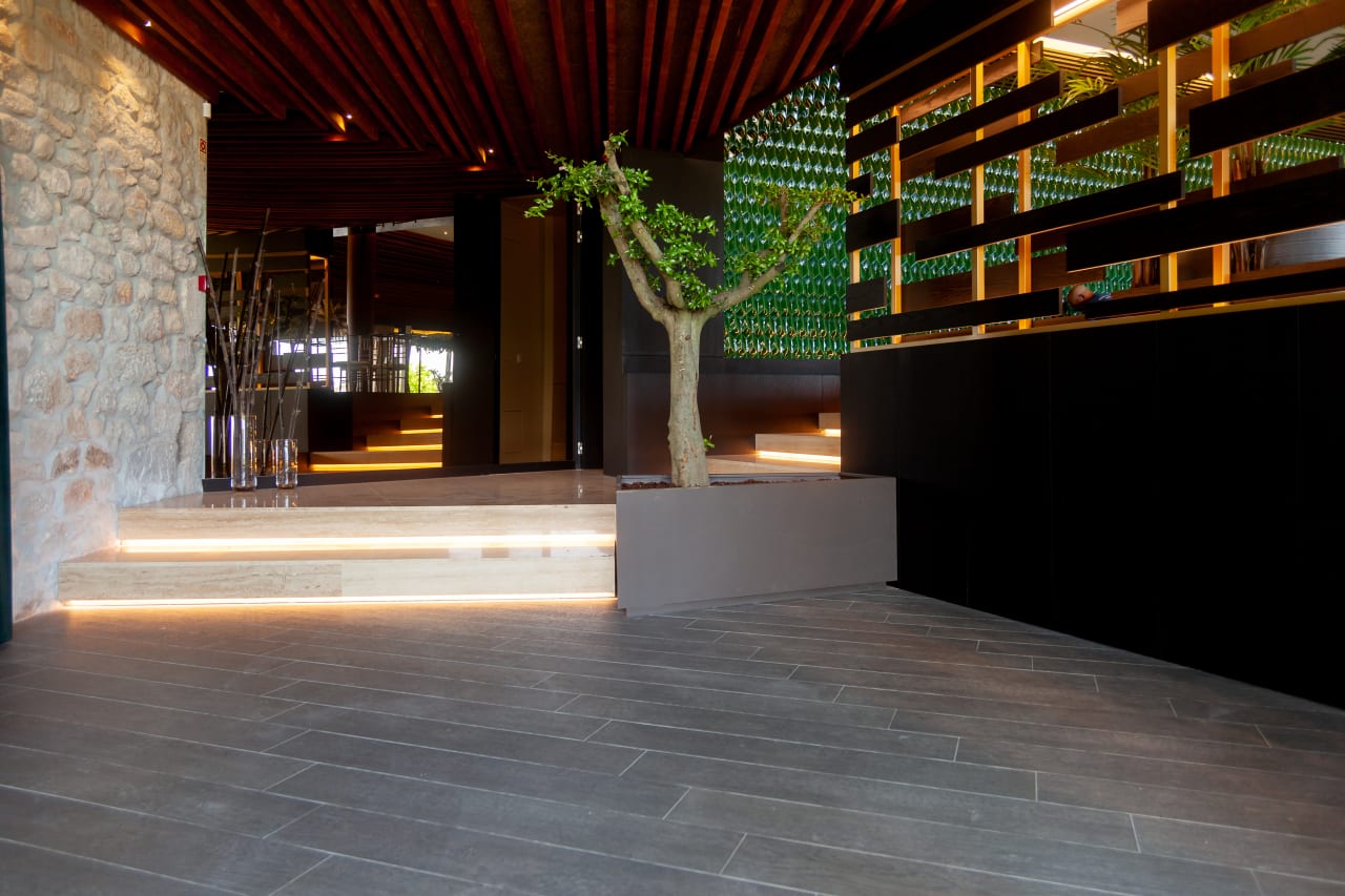 The exquisite modernity of Mid Century inspiration fills the project of the architect Vito Vitorino with personality. In a perfect combination for the country house style, the Liceo Moka floor tiles bring the warm sophistication of wood to this space. In the bathrooms, the Rock Art penny tiles and the furniture and countertops manufactured with the large-format thinbig® Calacatta marble round out the charisma of an extremely elegant interior design. Roca’s wall and floor tiles allow for the excellence in design without leaving behind the latest performance of porcelain tiles. This results in floors inspired by nature and materials that cover basins in marble, with the great resistance and durability required by highly-transited spaces.3