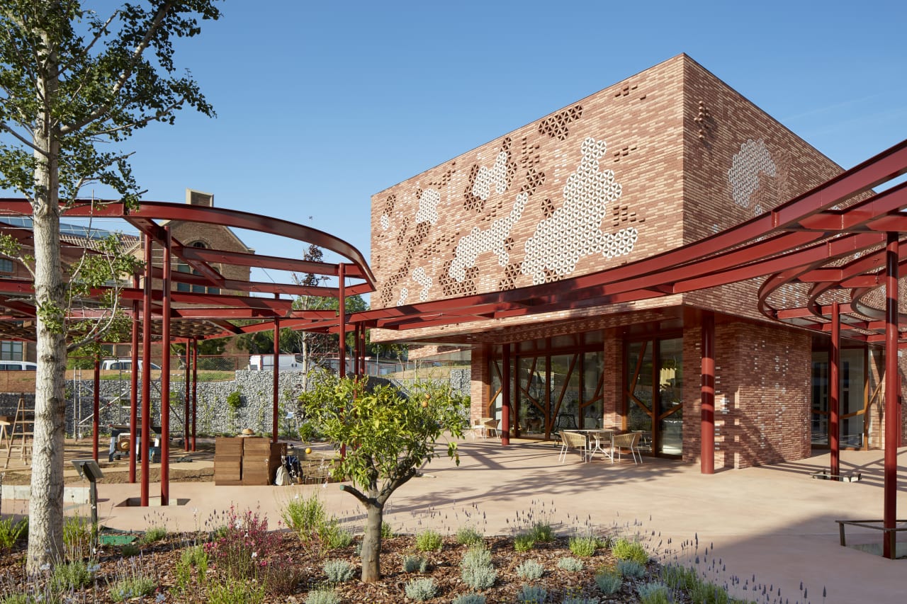 The foundation provides offers free care and support to cancer patients and their families. The design blends seamlessly into its surroundings, with communal areas and a quiet, fan-shaped ground floor with large windows overlooking the garden. This partnership demonstrates a commitment to societal betterment through wellbeing and innovation, which is reflected in the careful selection of Roca products, including Sofia washbasins paired with Lanta faucets and Luna Mirrors, and Meridian WCs complemented by PL6 Dual flush plates, as well as fittings from the Access and Victoria Pro collections chosen for their ergonomic qualities. All products are in harmony with the overall aesthetic of the centre, combining soothing neutrals with vibrant accents to promote relaxation and optimism.4