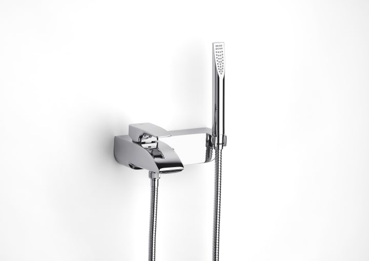 Wall-mounted bath-shower mixer with automatic diverter with retention, 1.70 m flexible shower hose, handshower and integrated shower bracket