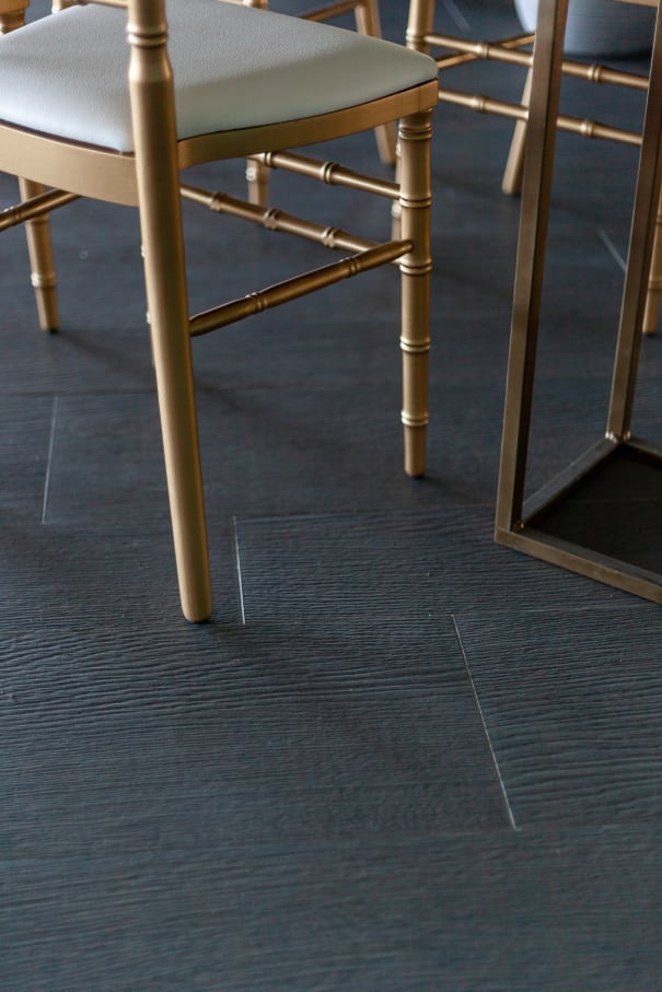 The exquisite modernity of Mid Century inspiration fills the project of the architect Vito Vitorino with personality. In a perfect combination for the country house style, the Liceo Moka floor tiles bring the warm sophistication of wood to this space. In the bathrooms, the Rock Art penny tiles and the furniture and countertops manufactured with the large-format thinbig® Calacatta marble round out the charisma of an extremely elegant interior design. Roca’s wall and floor tiles allow for the excellence in design without leaving behind the latest performance of porcelain tiles. This results in floors inspired by nature and materials that cover basins in marble, with the great resistance and durability required by highly-transited spaces.2