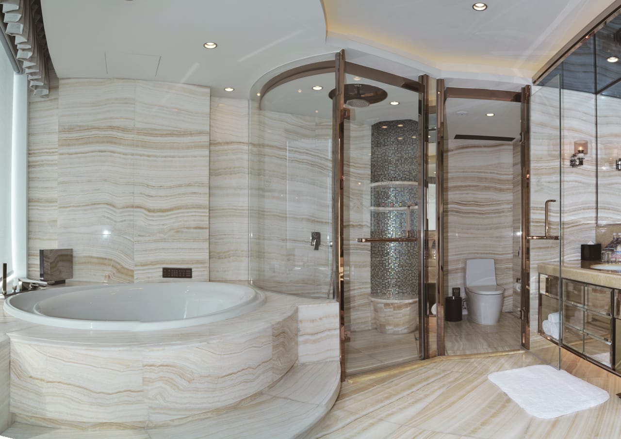 Built on the Tai Lake, its extraordinary structure is described as a bright moon, inspired by traditional Chinese bridges. In the evening, its laser light show presents a stunning visual performance with different colors and shapes. The guestrooms are fitted with cutting-edge technology, including, an iPad touch screen control panel for lights and curtains. The bathroom space in the suites are equally well-equipped, with Khroma models from Roca. The inspiring, personalised colours of the soft seat back leave a gentle touch and, instead of being a monotonous place, the bathroom is somewhere you can experience a wonderful journey made possible by technology.1
