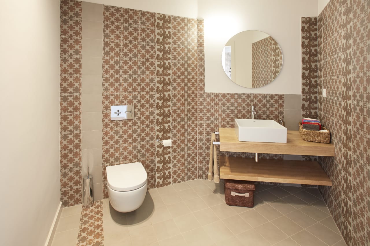 The foundation provides offers free care and support to cancer patients and their families. The design blends seamlessly into its surroundings, with communal areas and a quiet, fan-shaped ground floor with large windows overlooking the garden. This partnership demonstrates a commitment to societal betterment through wellbeing and innovation, which is reflected in the careful selection of Roca products, including Sofia washbasins paired with Lanta faucets and Luna Mirrors, and Meridian WCs complemented by PL6 Dual flush plates, as well as fittings from the Access and Victoria Pro collections chosen for their ergonomic qualities. All products are in harmony with the overall aesthetic of the centre, combining soothing neutrals with vibrant accents to promote relaxation and optimism.2