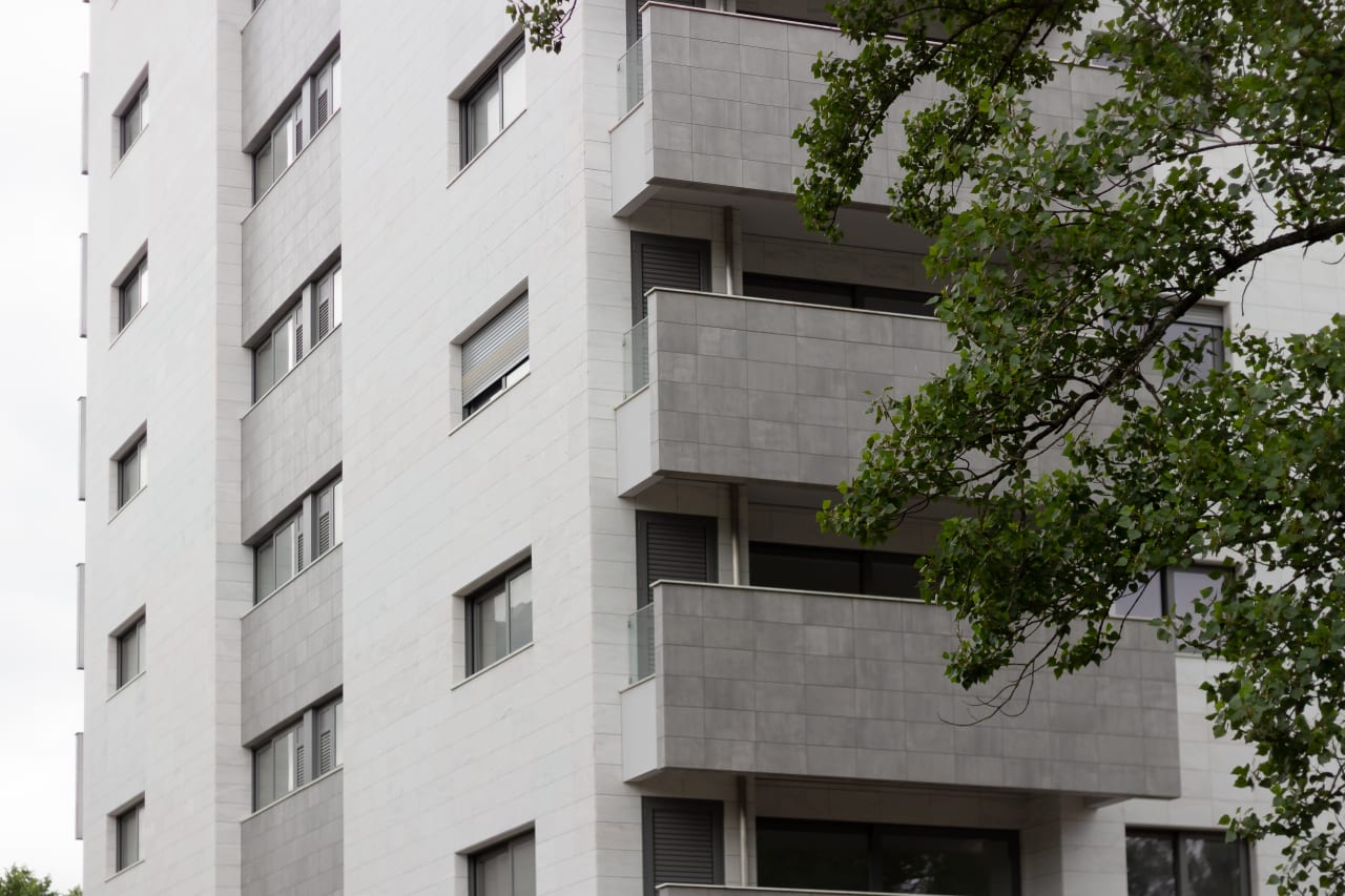 The Portas do Sol building opens an exclusive residential space where modern design defines the spaces. A project by the architect Helena Machado, its charismatic façade, conceived in grey and white colors, fills with character thanks to the sobriety of the outdoor wall tiles of the thinbig® Norfolk collection. Inside, kitchens and laundry rooms surrender to matt white color in walls decorated with the Whites Montreal collection. The advanced technical features of the Norfolk wall tiles make it the perfect choice to resist severe weather without losing their natural color and texture. Inside, the total white of Whites Montreal fits perfectly into the modern lines of kitchens and laundry rooms, creating a feeling of spaciousness and highlighting the contemporary nature of the project.3