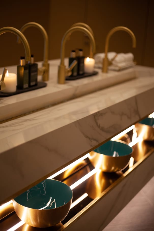 The exquisite modernity of Mid Century inspiration fills the project of the architect Vito Vitorino with personality. In a perfect combination for the country house style, the Liceo Moka floor tiles bring the warm sophistication of wood to this space. In the bathrooms, the Rock Art penny tiles and the furniture and countertops manufactured with the large-format thinbig® Calacatta marble round out the charisma of an extremely elegant interior design. Roca’s wall and floor tiles allow for the excellence in design without leaving behind the latest performance of porcelain tiles. This results in floors inspired by nature and materials that cover basins in marble, with the great resistance and durability required by highly-transited spaces.1