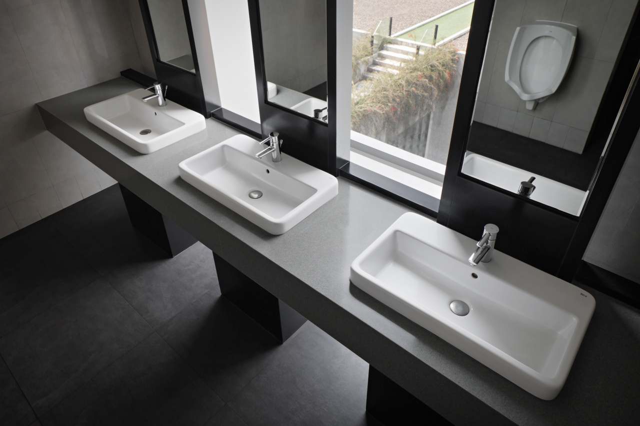 The hotel’s modern and minimalist bathrooms feature Roca solutions. Rainsense and Raindream showerheads add a touch of pampering, while the soft, rounded edges of the Meridian WCs, Element baths and The Gap basins evoke a connection with nature. In the public areas, Mural urinals and Inspira basins provide functionality and reinforce the hotel’s commitment to modern design and luxury.12