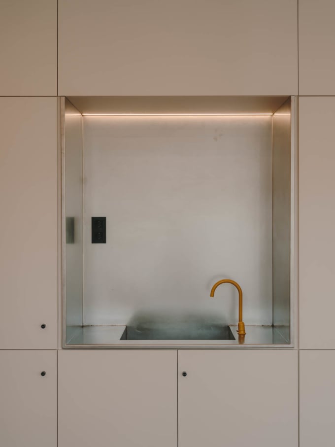 The Nu collection faucets in the kitchen spaces were selected for their vibrant colour and innovative design. The fun mustard finish brings personality to the shared minimalist space. The Gap Round Rimless® wall-hung WCs, Meridian collection WCs, as well as the Hall collection porcelain urinals have bold contemporary designs that reflect the building’s aesthetic. The rounded Debba wall-hung basin has style, while being durable and functional for high-use public bathrooms. With their streamlined design, Brava and Instant collection faucets have an intuitive design that is user friendly, ideal or high-traffic environments.4