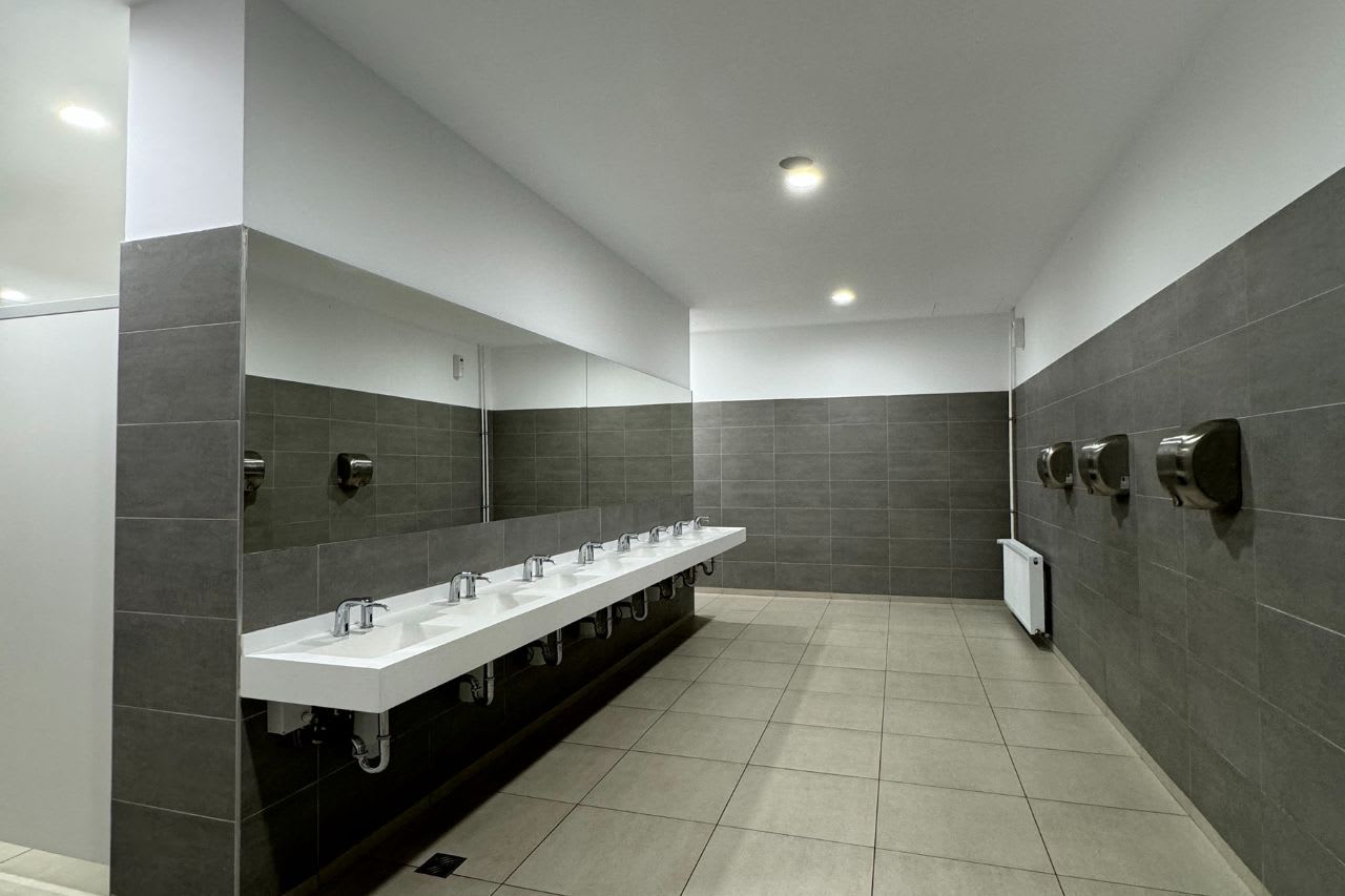 The airport’s bathrooms feature a range of Roca products that are designed for heavy usage, comfort and accessibility. The Proton Electronic rimless urinals, the In-Wall PL3 Dual flush plate and Nexo wall-hung WC, feature a welcoming, user-friendly designs focused on comfort and hygiene. L20 and L20E electronic faucets are ideal in high-traffic spaces; For the mobility challenged, Access collection grab bars, WC and wall-hung basin ensure safety and peace of mind, while the Victoria Pro faucet adds a further touch of elegance to the space.3