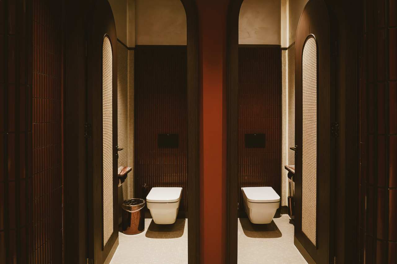 The bathrooms are the most private spaces in the restaurant and the design is about curves, cohesion and comfort. The Inspira round over countertop Fineceramic® basin provides an organic, circular counterpoint to the bathroom’s unique wave-like tiled walls. The choice L30-E electronic basin mixer adds further design elements with a nod to water efficiency and sustainability, an underlying theme in the ‘Tree of Life’ concept. Accessories including the Cubica robe hook and Victoria wall-mounted toilet brush, are minimal and discreet yet provide an important function in the space. The Dama wall-hung Rimless WC with soft closing seat and cover is combined with the In-Wall PL10 Dual (One) flush plate for a contemporary look that complement the warm, natural rhythms of the bathroom.5