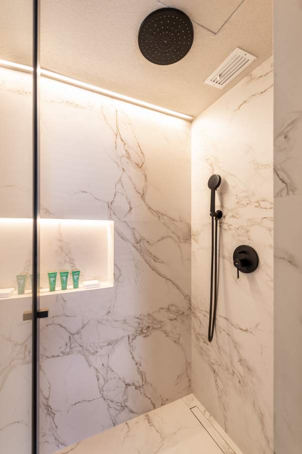Roca's innovation and commitment to delivering exceptional bathroom experiences perfectly align with Hotel Unique's status as a symbol of luxury and design excellence in São Paulo. The 2024 renovation combines modernity with timeless elegance, enhancing the guest experience. To create a striking visual impact, Roca's Ona high-neck basin faucet in titanium black is paired with Ohtake and Horizon basins. Matt black Rainsense showers and Stella hand showers provide a refined sense of comfort, while Inspira toilets with rimless technology ensure a sustainable, sophisticated and minimalist bathroom design.8