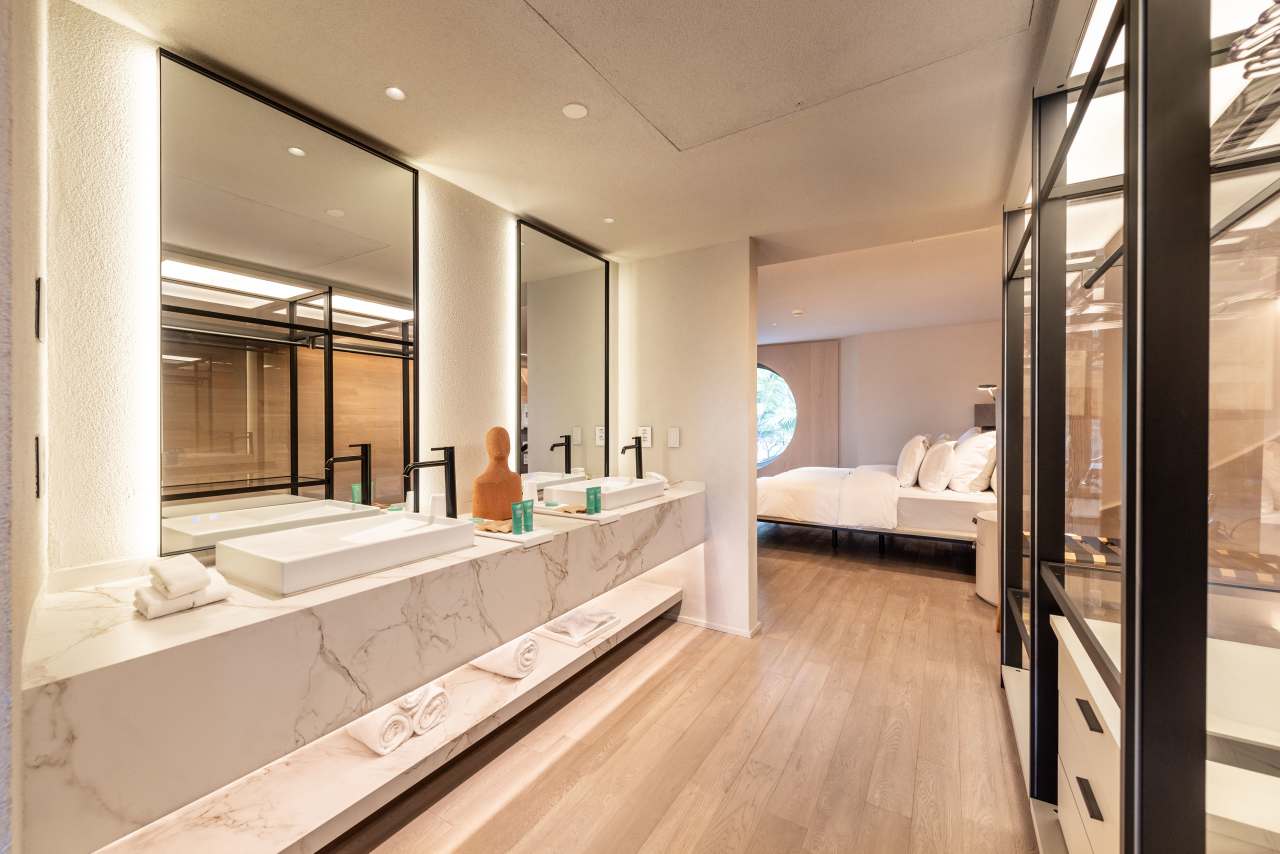 Roca's innovation and commitment to delivering exceptional bathroom experiences perfectly align with Hotel Unique's status as a symbol of luxury and design excellence in São Paulo. The 2024 renovation combines modernity with timeless elegance, enhancing the guest experience. To create a striking visual impact, Roca's Ona high-neck basin faucet in titanium black is paired with Ohtake and Horizon basins. Matt black Rainsense showers and Stella hand showers provide a refined sense of comfort, while Inspira toilets with rimless technology ensure a sustainable, sophisticated and minimalist bathroom design.7