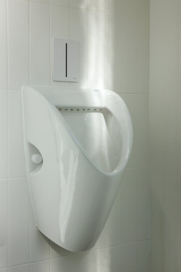 The interior design of TriQube's bathrooms embraces a serene, minimalist aesthetic, with rounded shapes and a soothing colour palette creating a calming atmosphere. Chic urinals add a touch of distinction, offering both urban flair and unique appeal, while Access grab bars and Meridian toilets ensure accessibility and comfort. Roca products were carefully selected to enhance both the functionality and innovative spirit of the space, contributing to its high standards of quality and design.3