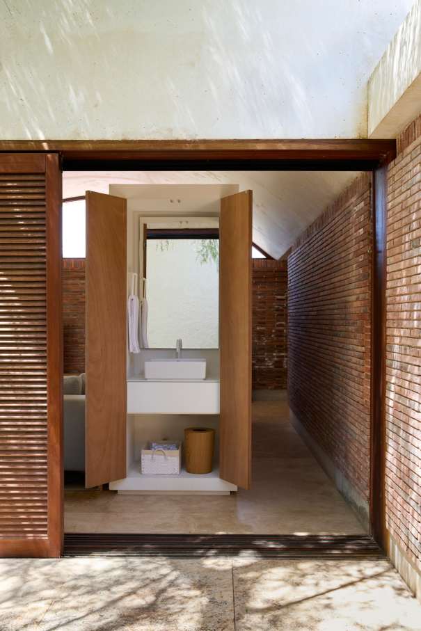 The layout of Casa IV transforms the bathroom into a fluid part of the living space, enhancing the overall living experience. The integration of the Tura bath, WC, and over-countertop basin creates a sense of calm and sophistication, while the Nu Stripes faucet introduces a dynamic element. The bath transcends the functional, becoming a focal point in the bedroom and a symbol of the essence of Mediterranean living. This home is an example of how Roca's products enrich the living experience, creating a seamless blend of functionality and design, in keeping with the project's philosophy of understated elegance and thoughtful detail.24