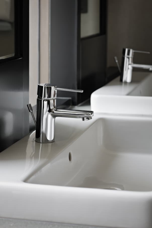 The hotel’s modern and minimalist bathrooms feature Roca solutions. Rainsense and Raindream showerheads add a touch of pampering, while the soft, rounded edges of the Meridian WCs, Element baths and The Gap basins evoke a connection with nature. In the public areas, Mural urinals and Inspira basins provide functionality and reinforce the hotel’s commitment to modern design and luxury.13