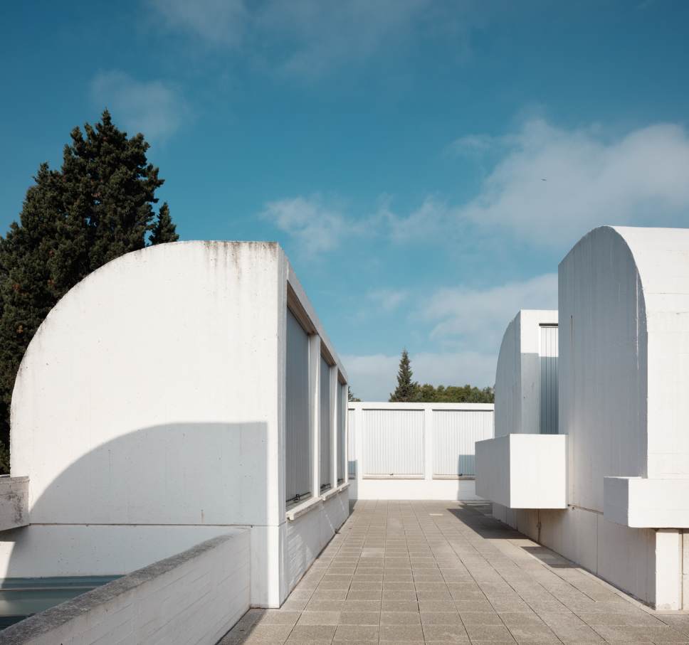 To update the bathrooms for contemporary demands while adhering to the integrity of the building, the products selected need to convey the modern ideals of its architecture and be accessible and inclusive. The linear and structural design of the wall-hung basins and the soft curves and stacked volumes of the Roca Rimless® wall-hung WC evoke timeless simplicity and the modernist ideals of Sert’s building. To accommodate all users, the Access collection was another essential product added into the bathrooms, including the Access WC seat and cover, comfort tilting mirror, grab bars and folding shower seat. The inclusion of public wall-mounted towel dispensers and waste bins enhanced the functionality of the space.23