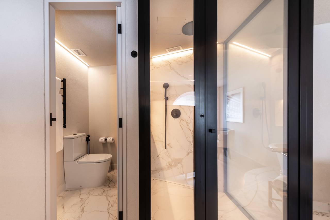 Roca's innovation and commitment to delivering exceptional bathroom experiences perfectly align with Hotel Unique's status as a symbol of luxury and design excellence in São Paulo. The 2024 renovation combines modernity with timeless elegance, enhancing the guest experience. To create a striking visual impact, Roca's Ona high-neck basin faucet in titanium black is paired with Ohtake and Horizon basins. Matt black Rainsense showers and Stella hand showers provide a refined sense of comfort, while Inspira toilets with rimless technology ensure a sustainable, sophisticated and minimalist bathroom design.20