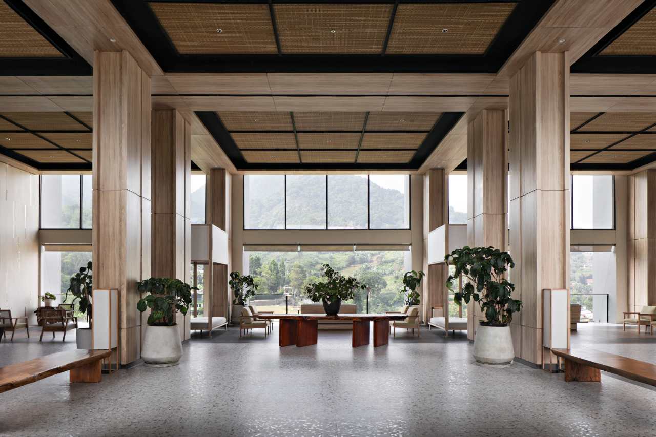 The hotel’s modern and minimalist bathrooms feature Roca solutions. Rainsense and Raindream showerheads add a touch of pampering, while the soft, rounded edges of the Meridian WCs, Element baths and The Gap basins evoke a connection with nature. In the public areas, Mural urinals and Inspira basins provide functionality and reinforce the hotel’s commitment to modern design and luxury.3