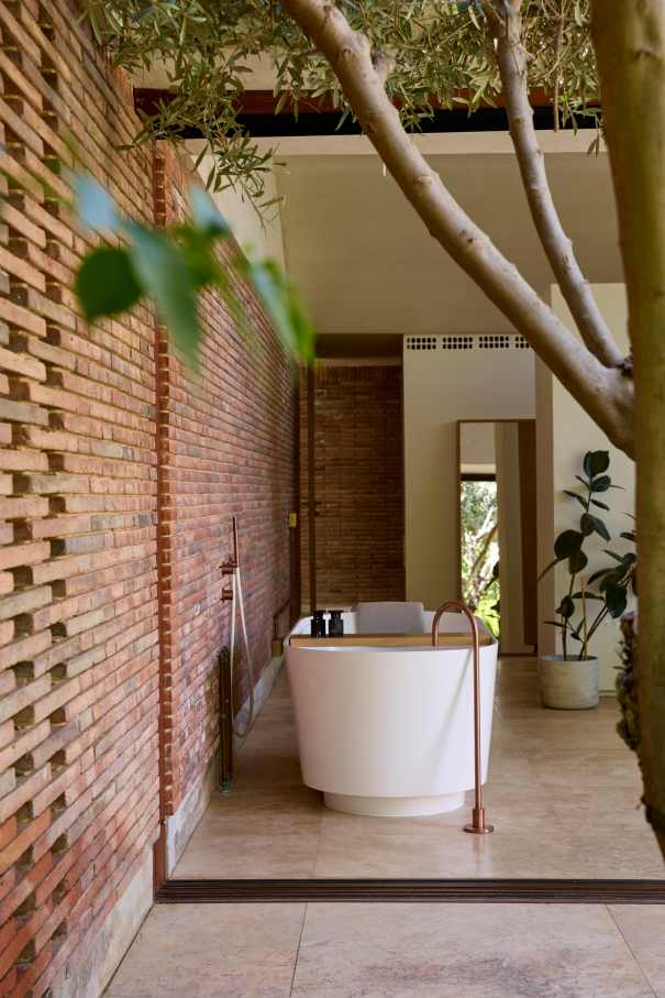 The layout of Casa IV transforms the bathroom into a fluid part of the living space, enhancing the overall living experience. The integration of the Tura bath, WC, and over-countertop basin creates a sense of calm and sophistication, while the Nu Stripes faucet introduces a dynamic element. The bath transcends the functional, becoming a focal point in the bedroom and a symbol of the essence of Mediterranean living. This home is an example of how Roca's products enrich the living experience, creating a seamless blend of functionality and design, in keeping with the project's philosophy of understated elegance and thoughtful detail.26