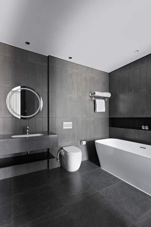 The hotel’s modern and minimalist bathrooms feature Roca solutions. Rainsense and Raindream showerheads add a touch of pampering, while the soft, rounded edges of the Meridian WCs, Element baths and The Gap basins evoke a connection with nature. In the public areas, Mural urinals and Inspira basins provide functionality and reinforce the hotel’s commitment to modern design and luxury.7