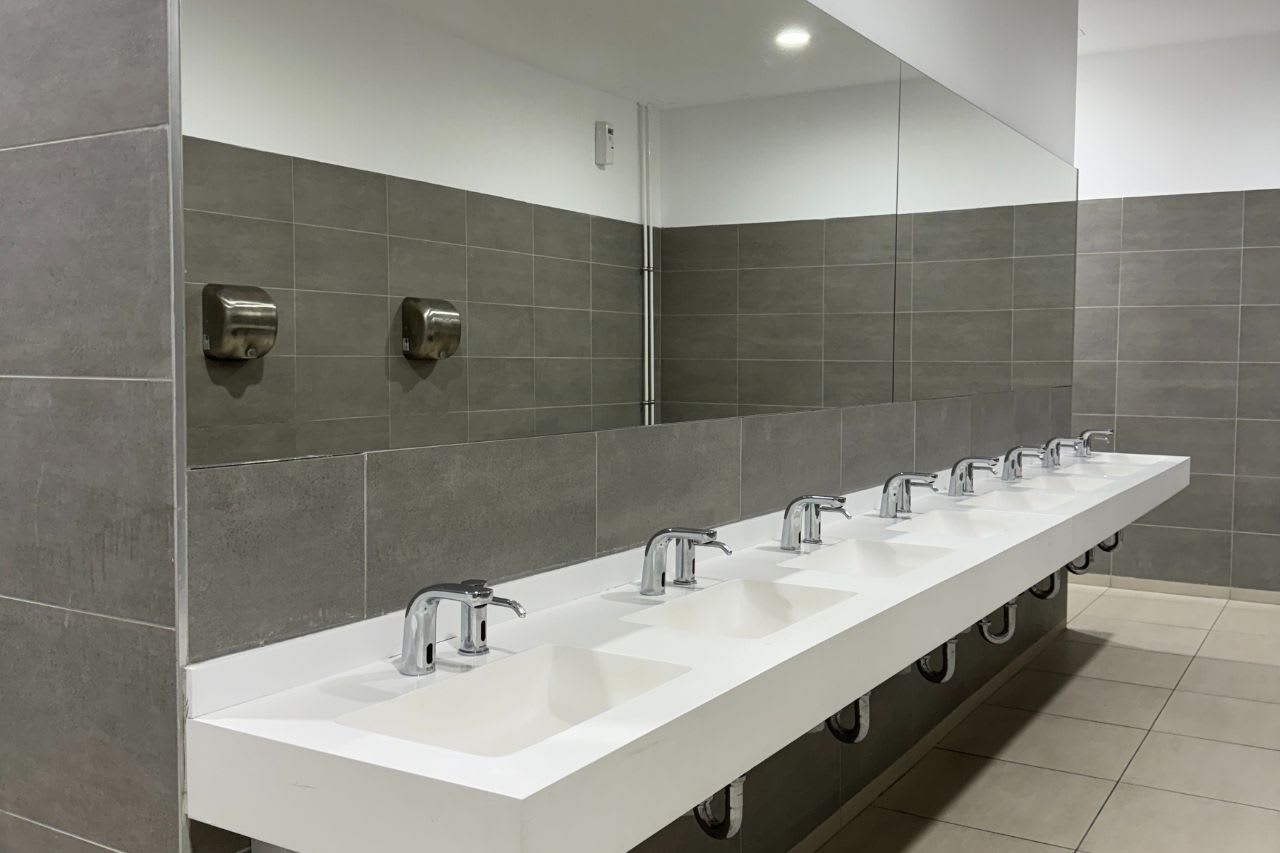 The airport’s bathrooms feature a range of Roca products that are designed for heavy usage, comfort and accessibility. The Proton Electronic rimless urinals, the In-Wall PL3 Dual flush plate and Nexo wall-hung WC, feature a welcoming, user-friendly designs focused on comfort and hygiene. L20 and L20E electronic faucets are ideal in high-traffic spaces; For the mobility challenged, Access collection grab bars, WC and wall-hung basin ensure safety and peace of mind, while the Victoria Pro faucet adds a further touch of elegance to the space.1