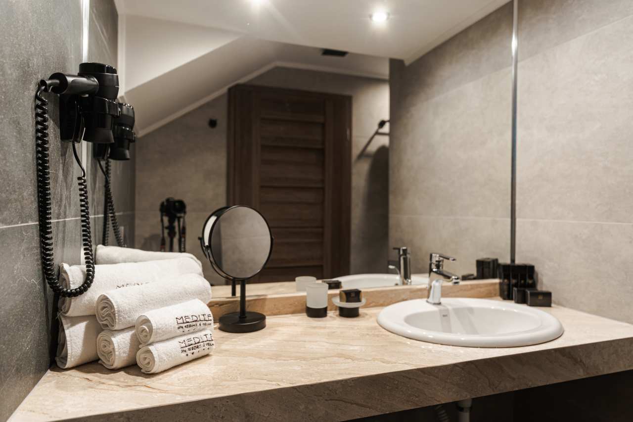 A diverse range of Roca products ensures that the bathrooms meet the highest standards of modern hospitality. Stella handshowers and Rainsense showerheads provide an immersive shower experience and a spa-like ambience, while The Gap WCs, Horizon basins and Victoria Plus faucets prioritise functionality and ease of maintenance. Designed for durability and with a contemporary aesthetic, these solutions create cohesive, stylish spaces that reflect the resort’s commitment to providing guests with a relaxing and restorative experience.1