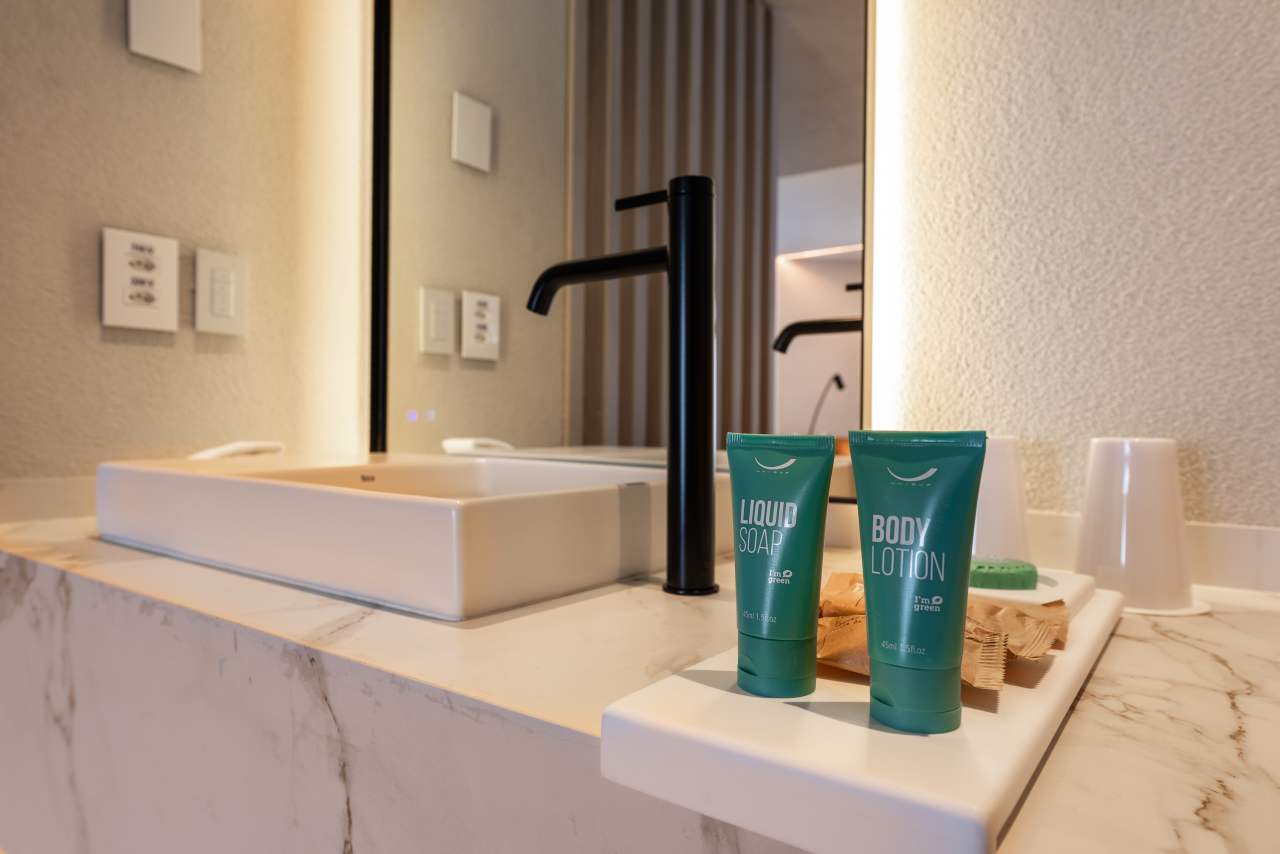 Roca's innovation and commitment to delivering exceptional bathroom experiences perfectly align with Hotel Unique's status as a symbol of luxury and design excellence in São Paulo. The 2024 renovation combines modernity with timeless elegance, enhancing the guest experience. To create a striking visual impact, Roca's Ona high-neck basin faucet in titanium black is paired with Ohtake and Horizon basins. Matt black Rainsense showers and Stella hand showers provide a refined sense of comfort, while Inspira toilets with rimless technology ensure a sustainable, sophisticated and minimalist bathroom design.9