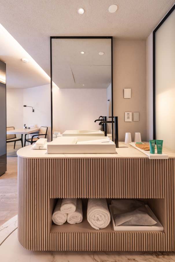 Roca's innovation and commitment to delivering exceptional bathroom experiences perfectly align with Hotel Unique's status as a symbol of luxury and design excellence in São Paulo. The 2024 renovation combines modernity with timeless elegance, enhancing the guest experience. To create a striking visual impact, Roca's Ona high-neck basin faucet in titanium black is paired with Ohtake and Horizon basins. Matt black Rainsense showers and Stella hand showers provide a refined sense of comfort, while Inspira toilets with rimless technology ensure a sustainable, sophisticated and minimalist bathroom design.28
