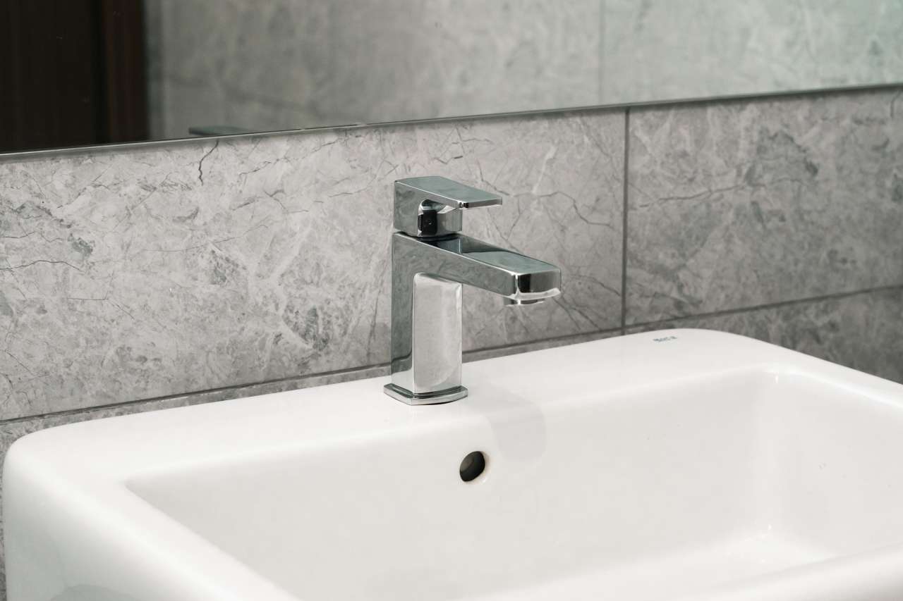 The Roca products featured in the bathrooms and kitchens of all residences perfectly complement the Tower’s affluent style. The elegant shape of the Roca WC collections including the Nexo, Meridian-N wall-hung WC and the Gap wall-hung WC, with soft-closing seat and cover, were the ideal solution in the bathroom spaces. To create a luxurious shower experience, Roca provided the round Rainsense overhead shower and the Stella hand-shower, with some residences featuring the voluminous Virginia bath. Sophisticated design elements including over countertop basins including the Inspira Fineceramic® and the Roca Bol basin further enhanced the interior design of every home.30