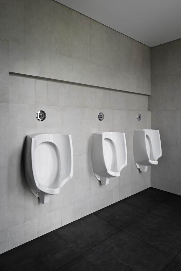 The hotel’s modern and minimalist bathrooms feature Roca solutions. Rainsense and Raindream showerheads add a touch of pampering, while the soft, rounded edges of the Meridian WCs, Element baths and The Gap basins evoke a connection with nature. In the public areas, Mural urinals and Inspira basins provide functionality and reinforce the hotel’s commitment to modern design and luxury.4