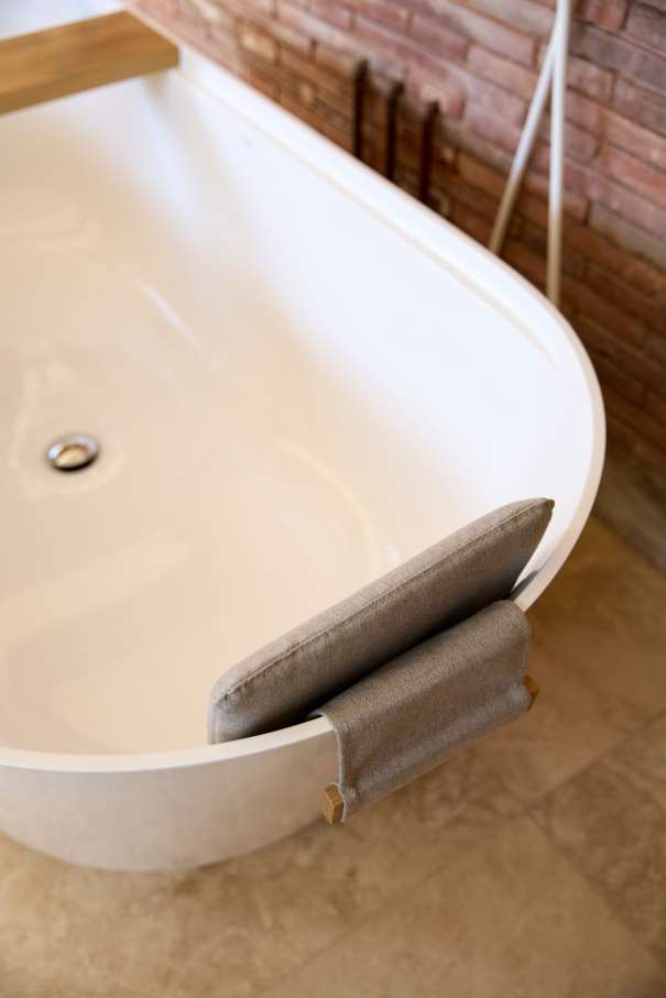 The layout of Casa IV transforms the bathroom into a fluid part of the living space, enhancing the overall living experience. The integration of the Tura bath, WC, and over-countertop basin creates a sense of calm and sophistication, while the Nu Stripes faucet introduces a dynamic element. The bath transcends the functional, becoming a focal point in the bedroom and a symbol of the essence of Mediterranean living. This home is an example of how Roca's products enrich the living experience, creating a seamless blend of functionality and design, in keeping with the project's philosophy of understated elegance and thoughtful detail.6