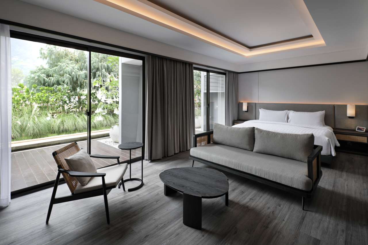 The hotel’s modern and minimalist bathrooms feature Roca solutions. Rainsense and Raindream showerheads add a touch of pampering, while the soft, rounded edges of the Meridian WCs, Element baths and The Gap basins evoke a connection with nature. In the public areas, Mural urinals and Inspira basins provide functionality and reinforce the hotel’s commitment to modern design and luxury.17