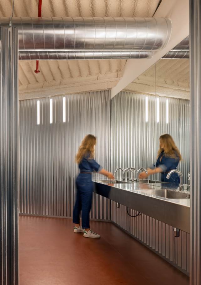 Forkstone’s transformation highlights the careful balance between preserving the building's historic character and meeting the needs of a modern office. The bathroom has been reimagined as a sanctuary for office workers, with undulating steel walls, red flooring and minimalist design elements. Roca’s Loft electronic faucets and Ona wall-hung WCs blend seamlessly into the overall design, adding comfort and practicality to this innovative workspace.4
