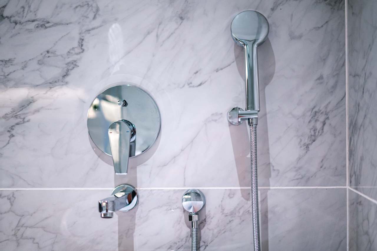 The Roca products featured in the bathrooms and kitchens of all residences perfectly complement the Tower’s affluent style. The elegant shape of the Roca WC collections including the Nexo, Meridian-N wall-hung WC and the Gap wall-hung WC, with soft-closing seat and cover, were the ideal solution in the bathroom spaces. To create a luxurious shower experience, Roca provided the round Rainsense overhead shower and the Stella hand-shower, with some residences featuring the voluminous Virginia bath. Sophisticated design elements including over countertop basins including the Inspira Fineceramic® and the Roca Bol basin further enhanced the interior design of every home.14