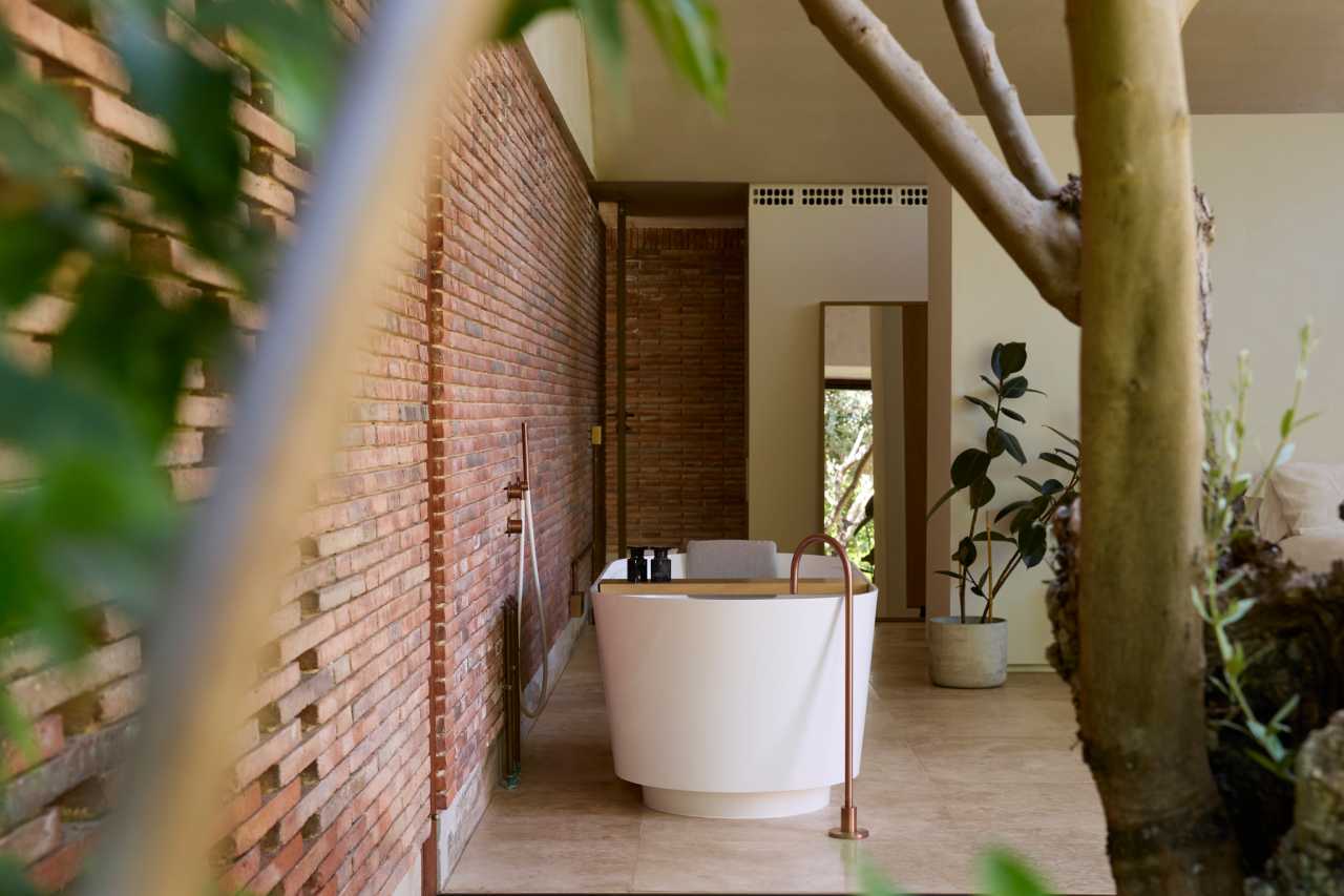 The layout of Casa IV transforms the bathroom into a fluid part of the living space, enhancing the overall living experience. The integration of the Tura bath, WC, and over-countertop basin creates a sense of calm and sophistication, while the Nu Stripes faucet introduces a dynamic element. The bath transcends the functional, becoming a focal point in the bedroom and a symbol of the essence of Mediterranean living. This home is an example of how Roca's products enrich the living experience, creating a seamless blend of functionality and design, in keeping with the project's philosophy of understated elegance and thoughtful detail.1