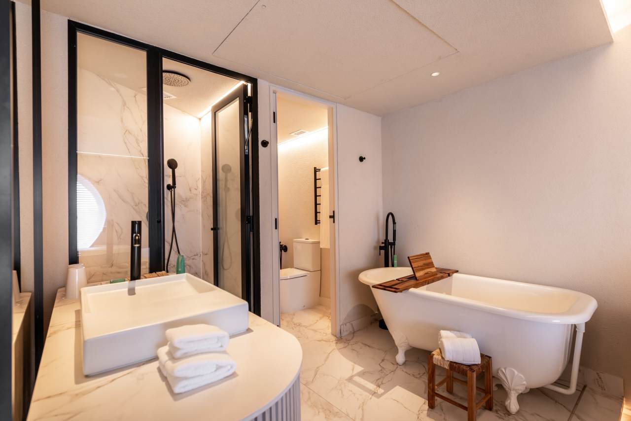 Roca's innovation and commitment to delivering exceptional bathroom experiences perfectly align with Hotel Unique's status as a symbol of luxury and design excellence in São Paulo. The 2024 renovation combines modernity with timeless elegance, enhancing the guest experience. To create a striking visual impact, Roca's Ona high-neck basin faucet in titanium black is paired with Ohtake and Horizon basins. Matt black Rainsense showers and Stella hand showers provide a refined sense of comfort, while Inspira toilets with rimless technology ensure a sustainable, sophisticated and minimalist bathroom design.24