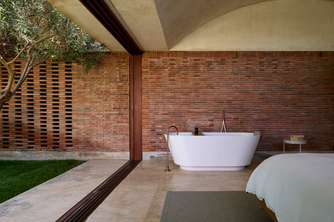 The layout of Casa IV transforms the bathroom into a fluid part of the living space, enhancing the overall living experience. The integration of the Tura bath, WC, and over-countertop basin creates a sense of calm and sophistication, while the Nu Stripes faucet introduces a dynamic element. The bath transcends the functional, becoming a focal point in the bedroom and a symbol of the essence of Mediterranean living. This home is an example of how Roca's products enrich the living experience, creating a seamless blend of functionality and design, in keeping with the project's philosophy of understated elegance and thoughtful detail.13