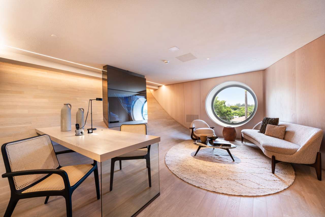 Roca's innovation and commitment to delivering exceptional bathroom experiences perfectly align with Hotel Unique's status as a symbol of luxury and design excellence in São Paulo. The 2024 renovation combines modernity with timeless elegance, enhancing the guest experience. To create a striking visual impact, Roca's Ona high-neck basin faucet in titanium black is paired with Ohtake and Horizon basins. Matt black Rainsense showers and Stella hand showers provide a refined sense of comfort, while Inspira toilets with rimless technology ensure a sustainable, sophisticated and minimalist bathroom design.1