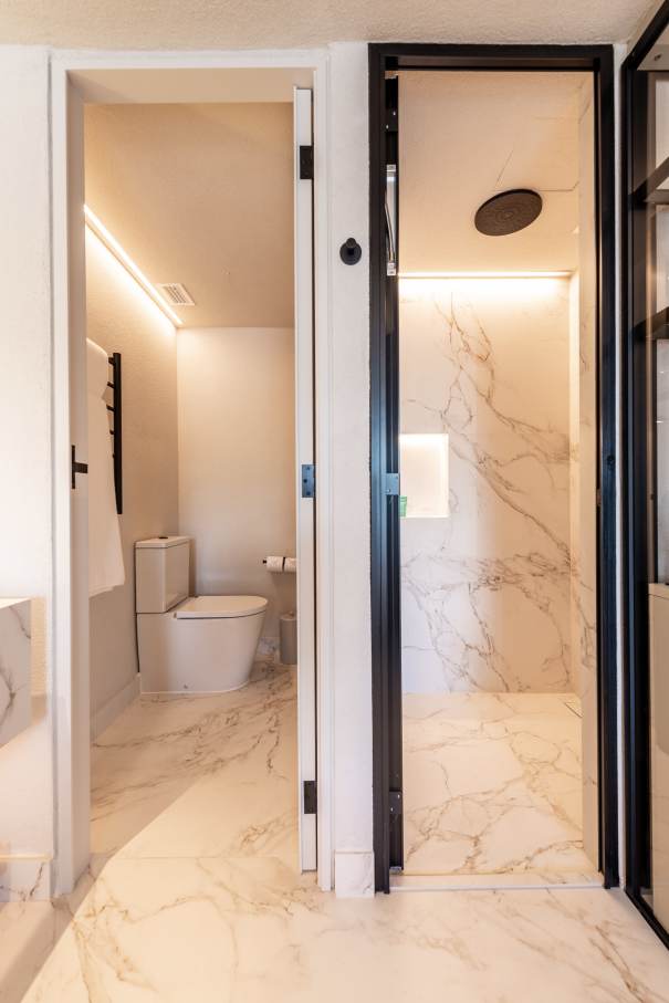Roca's innovation and commitment to delivering exceptional bathroom experiences perfectly align with Hotel Unique's status as a symbol of luxury and design excellence in São Paulo. The 2024 renovation combines modernity with timeless elegance, enhancing the guest experience. To create a striking visual impact, Roca's Ona high-neck basin faucet in titanium black is paired with Ohtake and Horizon basins. Matt black Rainsense showers and Stella hand showers provide a refined sense of comfort, while Inspira toilets with rimless technology ensure a sustainable, sophisticated and minimalist bathroom design.27