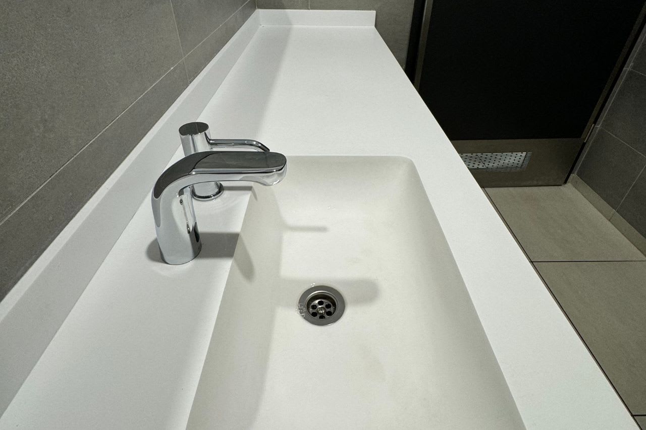 The airport’s bathrooms feature a range of Roca products that are designed for heavy usage, comfort and accessibility. The Proton Electronic rimless urinals, the In-Wall PL3 Dual flush plate and Nexo wall-hung WC, feature a welcoming, user-friendly designs focused on comfort and hygiene. L20 and L20E electronic faucets are ideal in high-traffic spaces; For the mobility challenged, Access collection grab bars, WC and wall-hung basin ensure safety and peace of mind, while the Victoria Pro faucet adds a further touch of elegance to the space.6