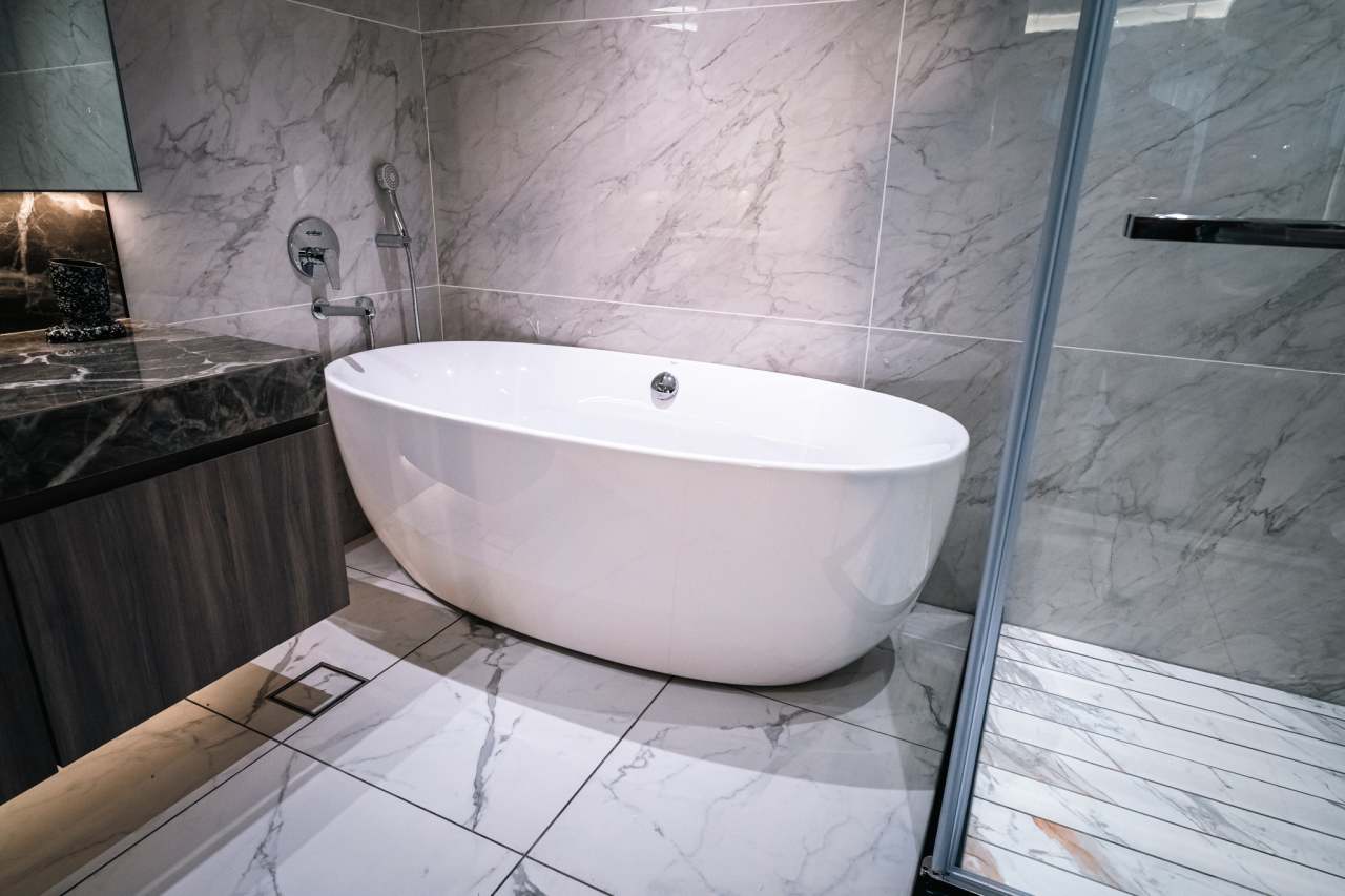 The Roca products featured in the bathrooms and kitchens of all residences perfectly complement the Tower’s affluent style. The elegant shape of the Roca WC collections including the Nexo, Meridian-N wall-hung WC and the Gap wall-hung WC, with soft-closing seat and cover, were the ideal solution in the bathroom spaces. To create a luxurious shower experience, Roca provided the round Rainsense overhead shower and the Stella hand-shower, with some residences featuring the voluminous Virginia bath. Sophisticated design elements including over countertop basins including the Inspira Fineceramic® and the Roca Bol basin further enhanced the interior design of every home.5